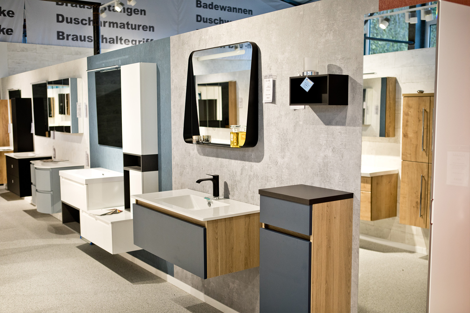 Auswahl an Waschttischen und Badmöbeln in der HATEGRA Badausstellung in Mosbach – Design trifft Funktion