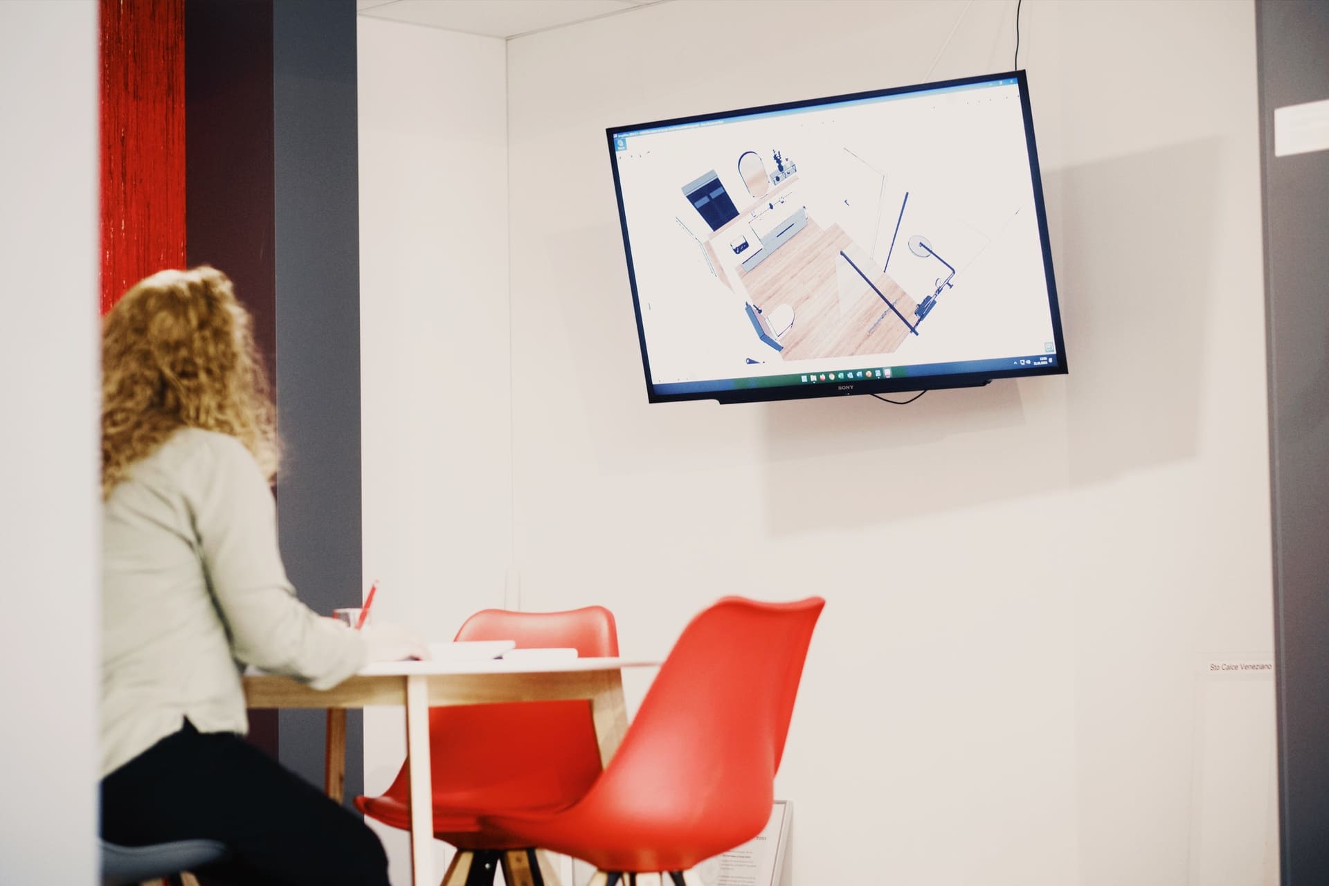 Kundin bei der Badplanung in der HATEGRA Bäderwelt – 3D-Visualisierung eines Badezimmers auf Bildschirm