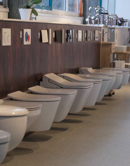 Ausstellung von Dusch‑WC‑Modellen in der HATEGRA Badausstellung Mosbach – moderne WC‑Lösungen mit Komfort und Hygiene