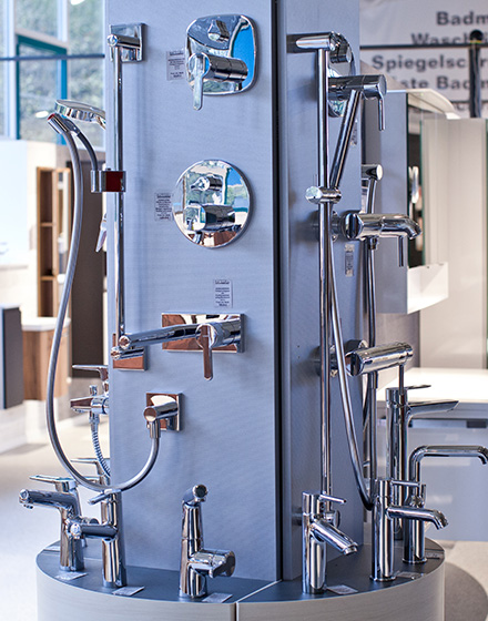 Auswahl hochwertiger Bad- und Küchenarmaturen in der HATEGRA Ausstellung Mosbach