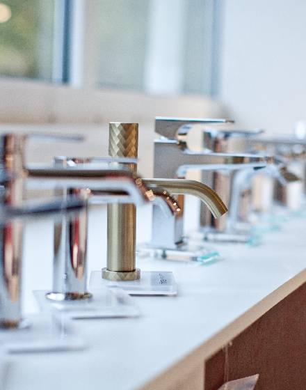 Auswahl hochwertiger Bad‑ und Küchenarmaturen in der Ausstellung der HATEGRA Elektro & Sanitär GmbH in Mosbach