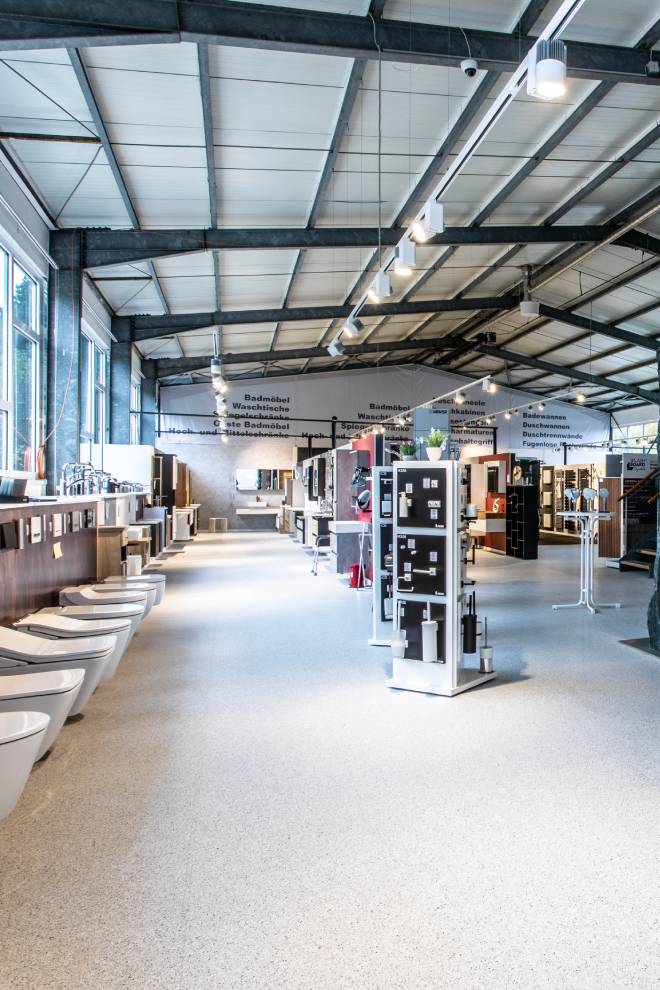 Innenansicht der Badausstellung bei HATEGRA Mosbach – Badmöbel, Armaturen & Duschen zum Anfassen