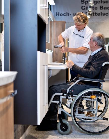 Barrierefreie Badgestaltung mit bodengleicher Dusche und Haltegriffen durch HATEGRA Mosbach – komfortabel, modern & altersgerecht