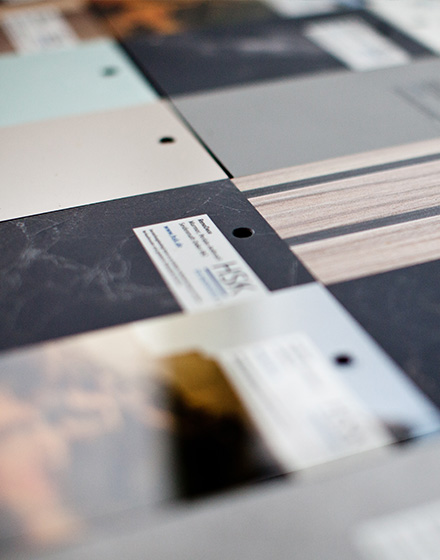 Fugenlose Wandpaneele in der Ausstellung HATEGRA Mosbach – moderne Badezimmergestaltung ohne Fugen